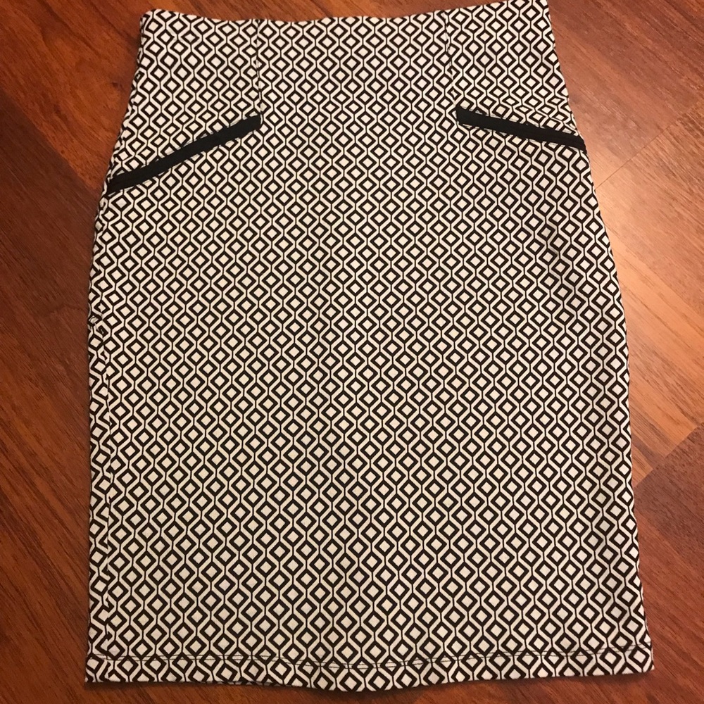 Black & white pencil skirt